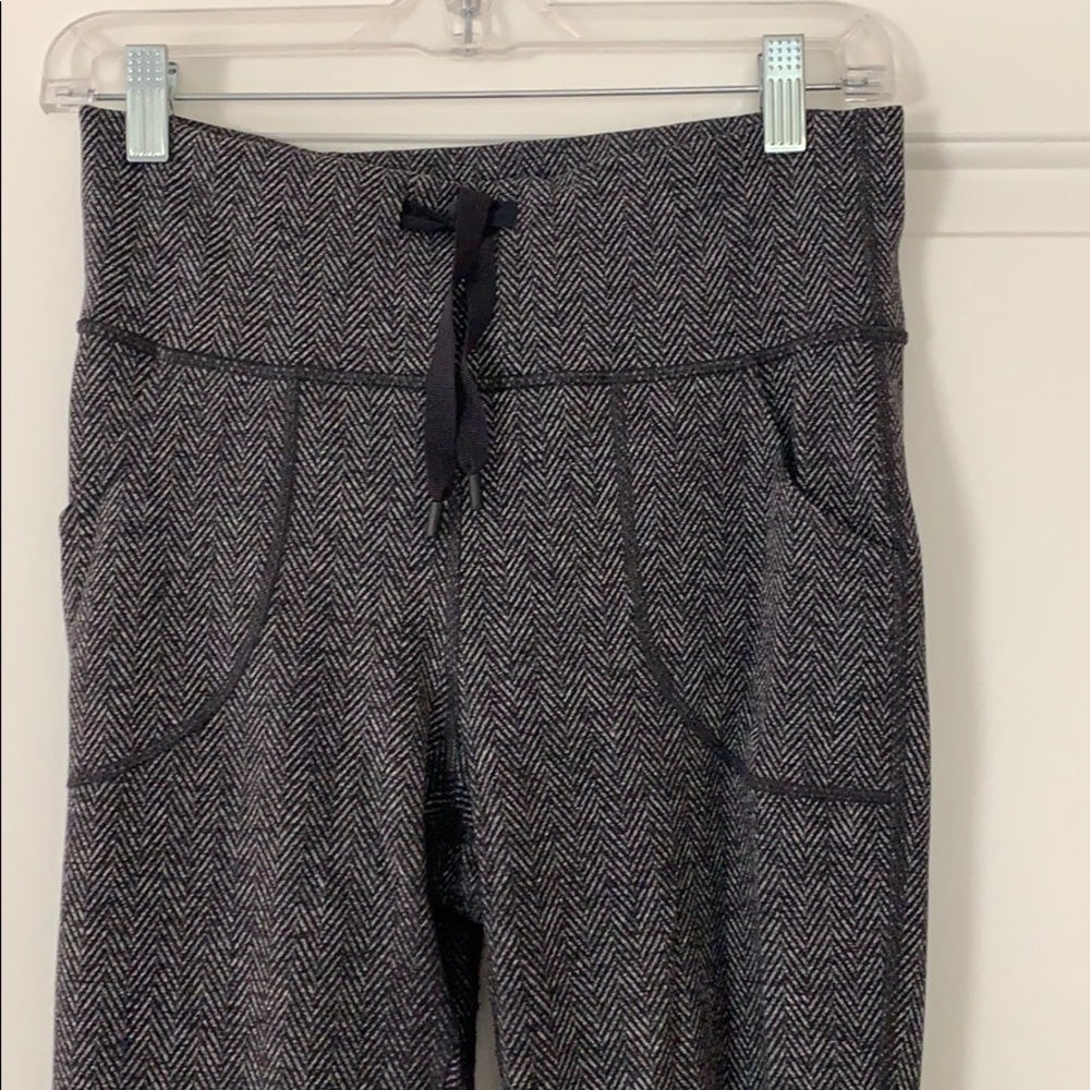 Lululemon leggings grey & black with pockets